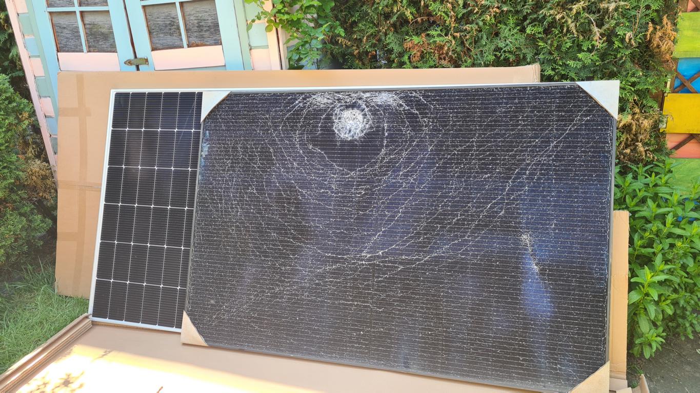 Ein Balkonkraftwerk starres Solarmodul steht im Größe und Vergleich im Test.